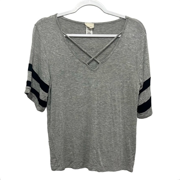 Caution To The Wind Loose Fit Strappy V-neck Short Sleeve Tee MED - Picture 3 of 9